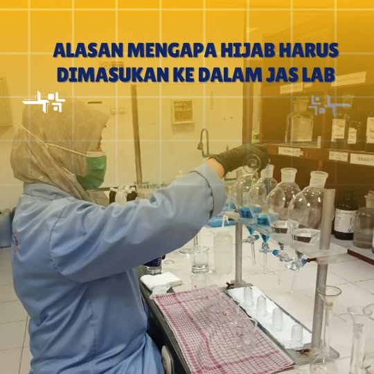 Bekerja di laboratorium bukan cuma soal ketelitian mencampur larutan, tapi juga soal kedisiplinan menjaga diri. Bagi rekan-rekan analis yang berhijab, memasukkan hijab ke dalam jas lab bukan sekadar aturan estetika, melainkan SOP keselamatan kerja (K3).

Kenapa wajib?
🔥 Mencegah Kebakaran: Menghindari kontak langsung hijab dengan pembakar Bunsen.
🧪 Hindari Kontaminasi: Menjaga hijab tidak terkena bahan kimia atau mengontaminasi sampel penelitian.
⚙️ Safety First: Mencegah risiko tersan